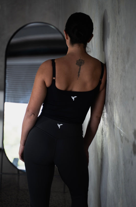 Black active crop tank