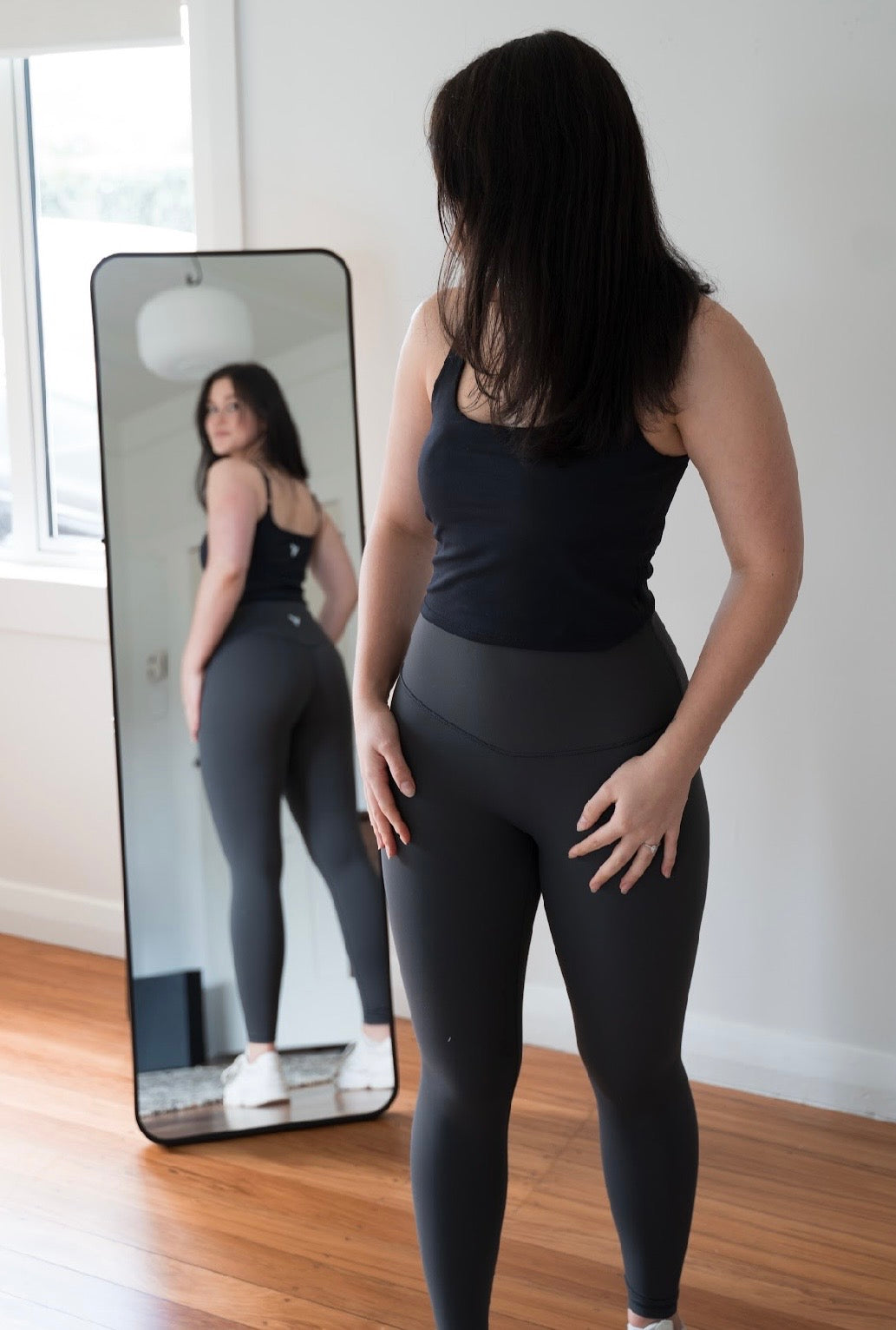 Black active crop tank