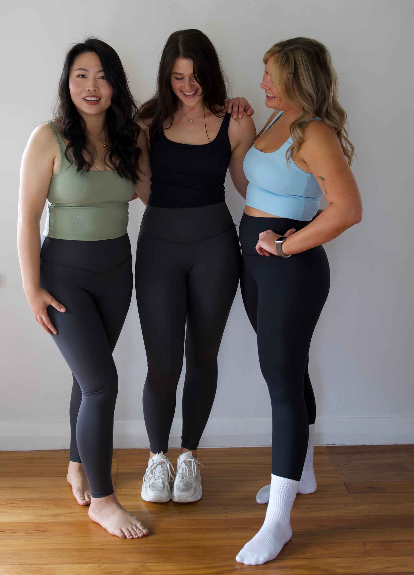 Black active crop tank