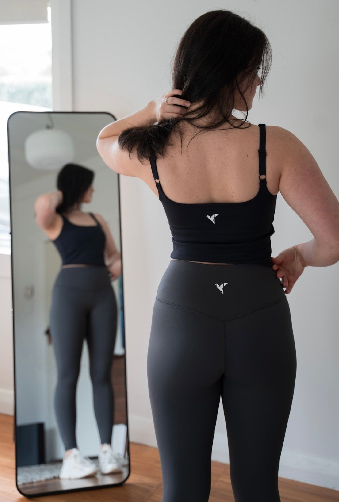 Black active crop tank