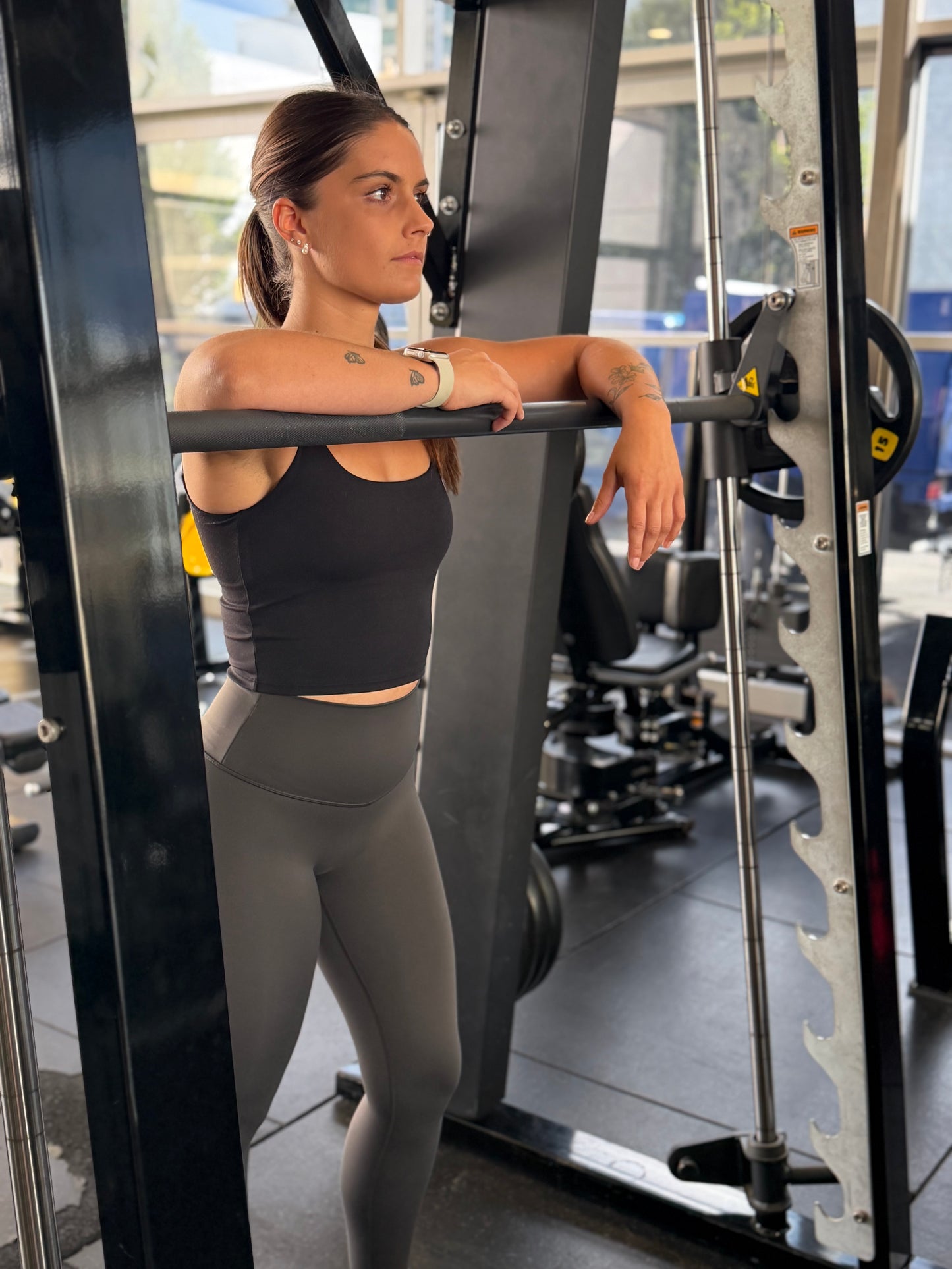 Black active crop tank